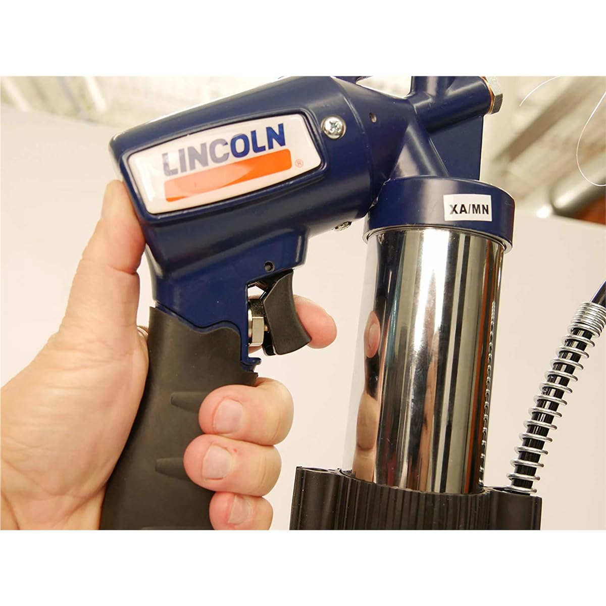 Lincoln 1162 Pneumatic Grease Gun with 30" High-Pressure Hose and Coupler, Variable Speed Trigger, 6,000 PSI, Fully Automatic, Continuous Operation, Combination Filler Coupler Air Bleeder Valve
